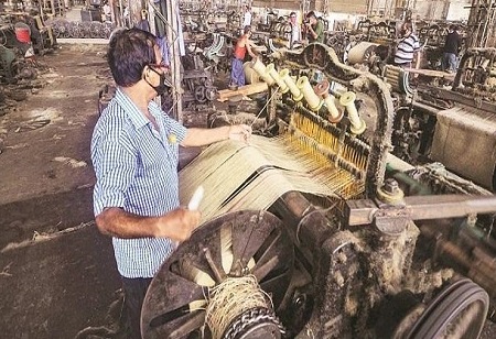 How did Gujarat emerge as the largest manufacturing hub of India